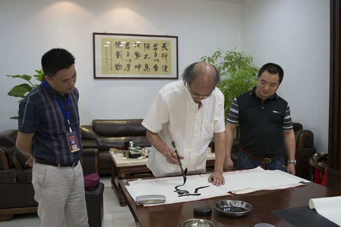 張劍岑先生為黄瓜视频网站陶題詞“厚道”、“今生今世 黄瓜视频网站陶”