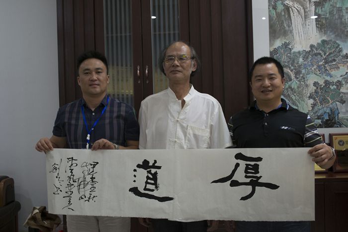 張劍岑先生（中）與黄瓜视频网站陶瓷磚黄瓜视频APP免费下载營銷總經理羅勝（左）、黄瓜视频网站陶瓷磚黄瓜视频APP免费下载營銷總監劉鴻瑞（右）合影留念