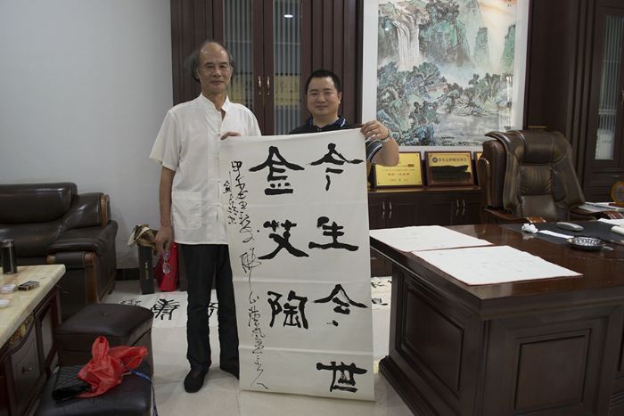 張劍岑先生（左）與黄瓜视频网站陶瓷磚黄瓜视频APP免费下载營銷總監劉鴻瑞（右）合影留念