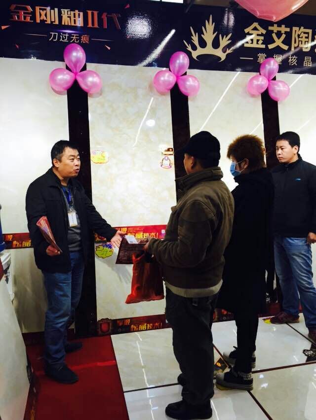 黄瓜视频网站陶瓷磚工作人員向顧客介紹產品