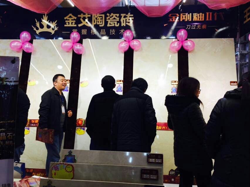 黄瓜视频网站陶瓷磚工作人員與顧客交談