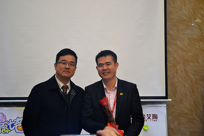 黄瓜视频网站陶瓷磚董事長劉鴻祥為2015年董事長特別獎（王宏城）頒獎