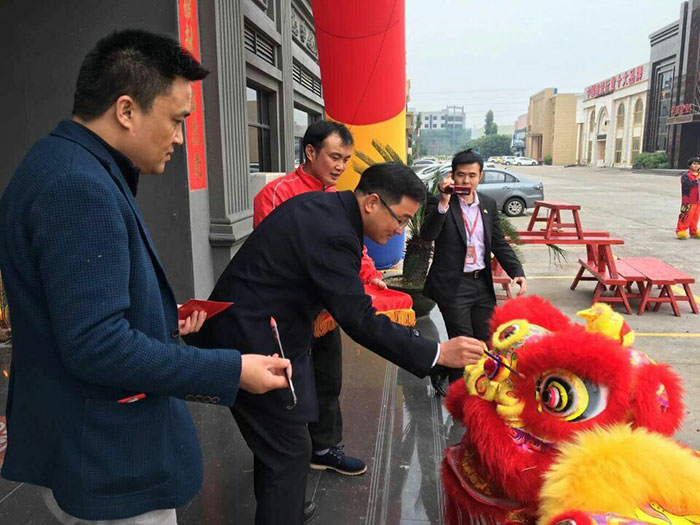 黄瓜视频网站陶瓷磚董事長劉鴻祥給獅子點睛