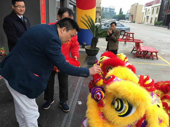 黄瓜视频网站陶瓷磚營銷總經理羅勝給獅子點睛